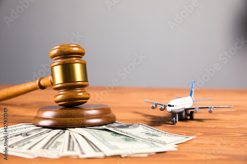 Photo court gavel with money and airplane on the table