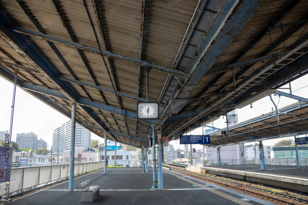 プラットホームと時計 プラットホームと時計