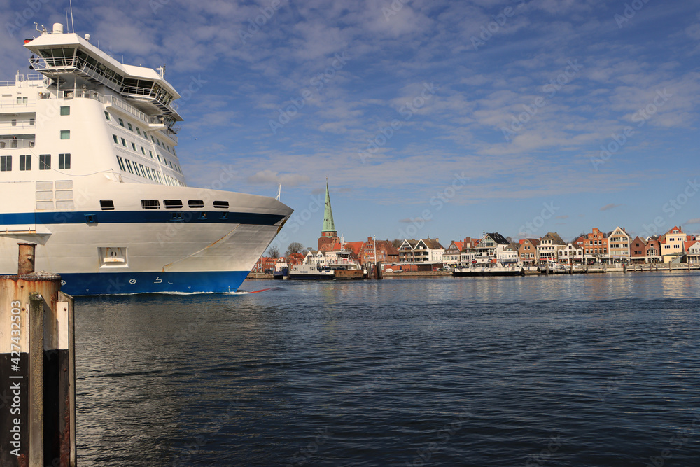 Ostseebad Travemünde; Skandinavienfähre vor der Altstadtkulisse Ostseebad Travemünde; Skandinavienfähre vor der Altstadtkulisse