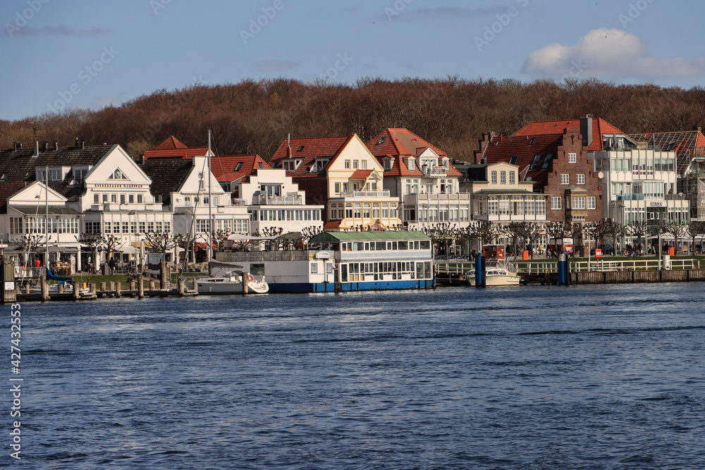 Ostseebad Travemünde; Häuserzeile an der Travepromenade (Vorderreihe) vor dem Calvarienberg Ostseebad Travemünde; Häuserzeile an der Travepromenade (Vorderreihe) vor dem Calvarienberg