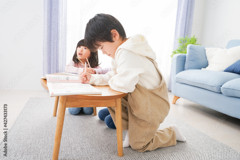 部屋でお勉強をする子どもたち