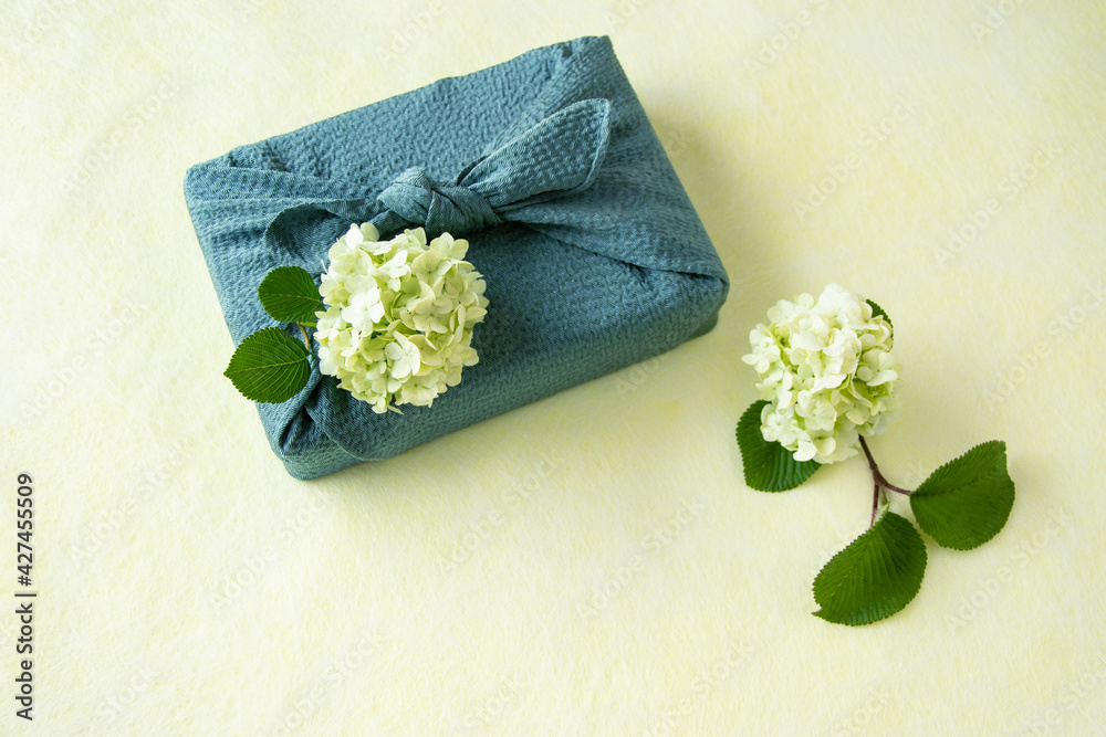 風呂敷とミントグリーンのオオデマリの花束 ビバーナムデンタタム テマリバナ Stock Photo Adobe Stock