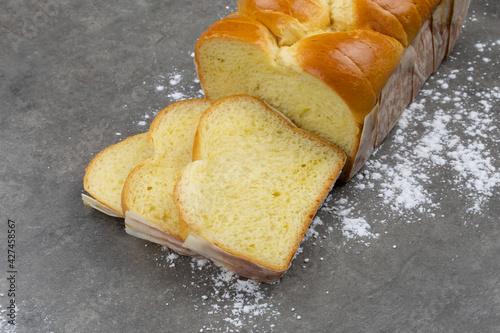 brioche tranchée sur une table grise photo