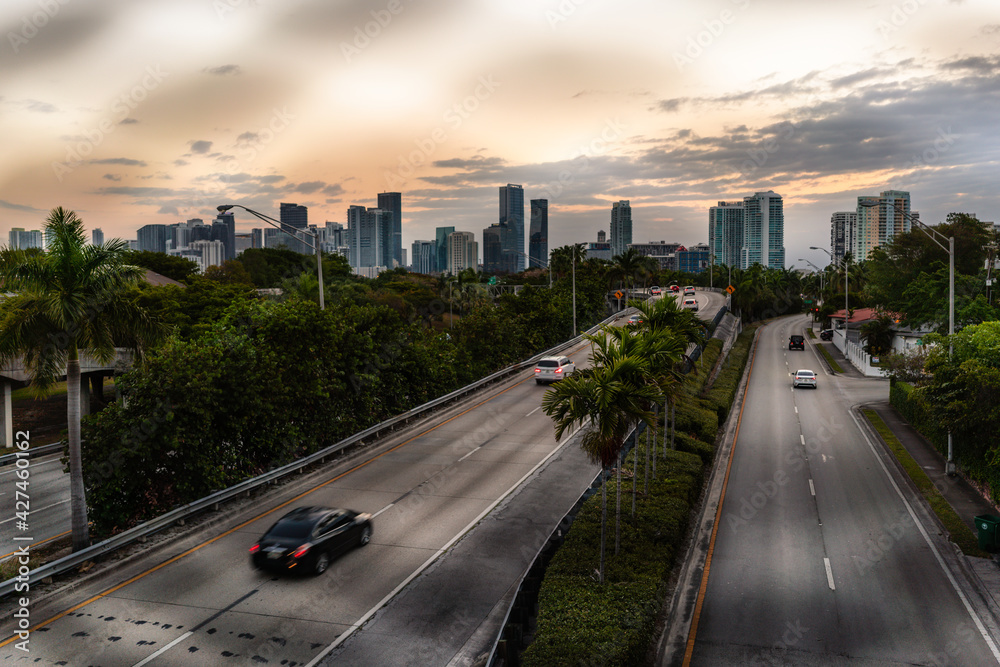 Obraz premium traffic in the city Miami Florida horizon buildings 