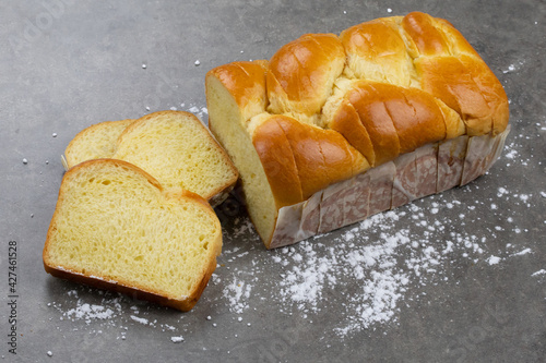 Obraz na płótnie brioche tranchée sur une table grise
