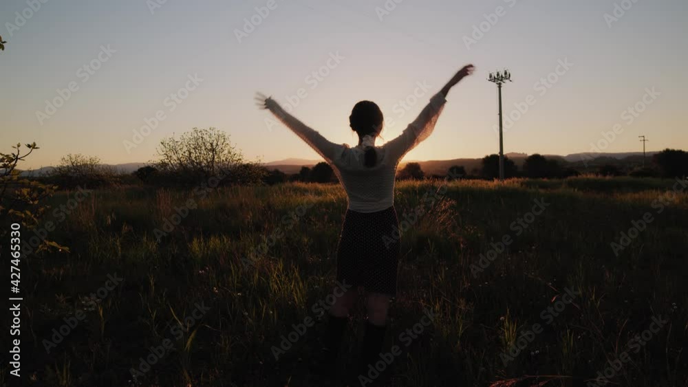 Giovane bella ragazza si diverte dopo il tramonto al sole Giovane bella ragazza si diverte dopo il tramonto al sole