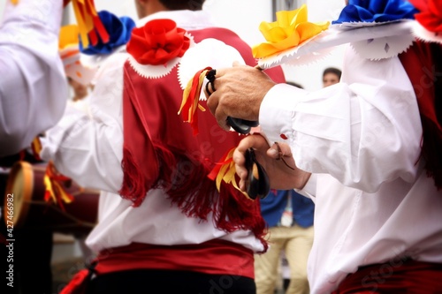 Bailarines tradicionales bailando en las fiestas de la virgen de La Rábida en Sanlúcar de Guadiana, España. Festival anual de importancia cultural y religiosa para la gente del pueblo.