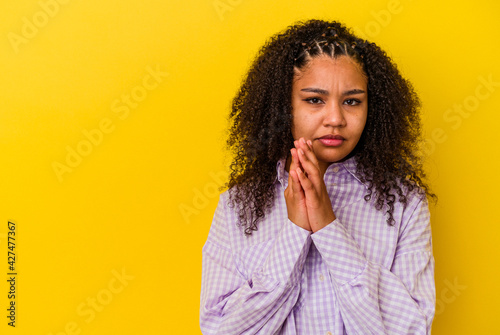 Young african american woman isolated on yellow background making up plan in mind, setting up an idea.
