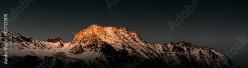 Panorama von Berggipfeln mit Alpenglühen photo
