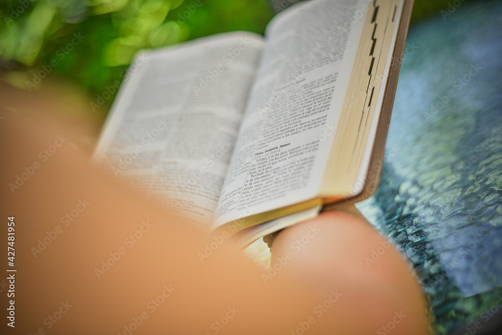 Fototapeta premium Estudio de la Biblia 