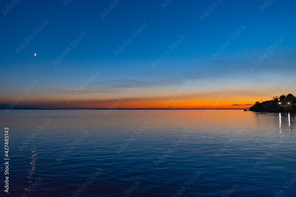 Naklejka premium Beautiful sunset over the river