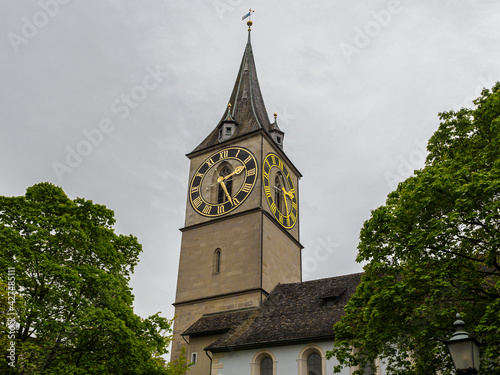 Obraz na płótnie Clock tower of Saint Peter church under cloudy sky in Zurich, Switzerland w salonie