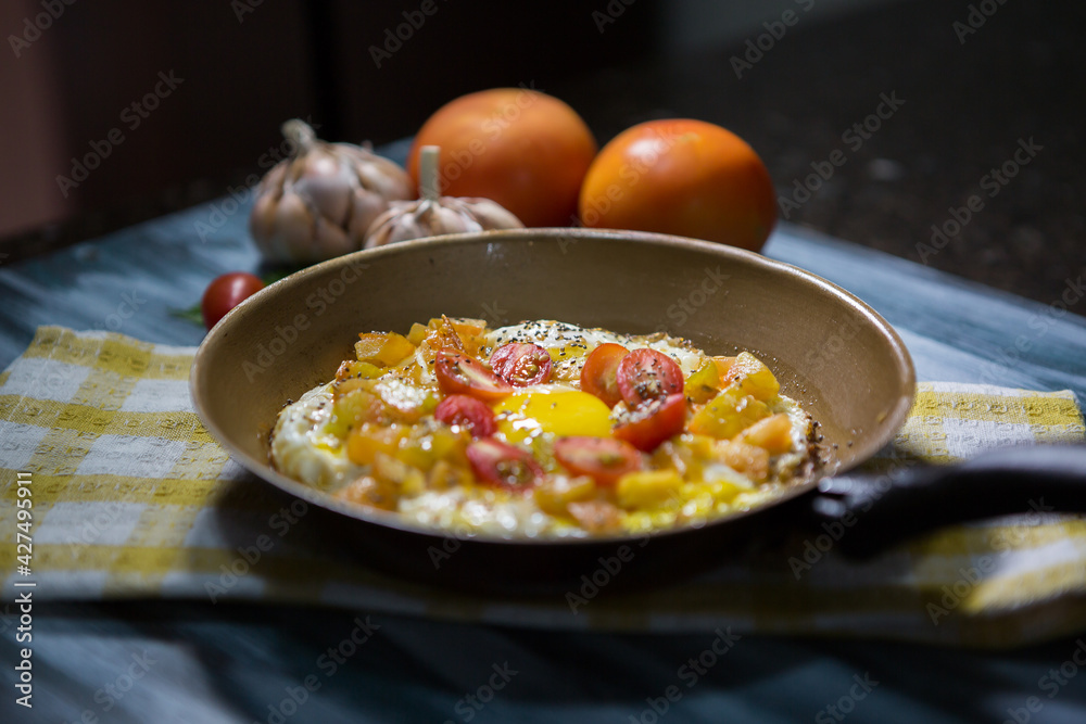 Omelete ao alho e tomates Omelete ao alho e tomates