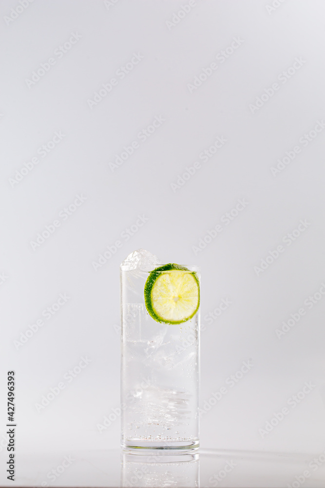 Limonada, vaso con agua mineral y limón