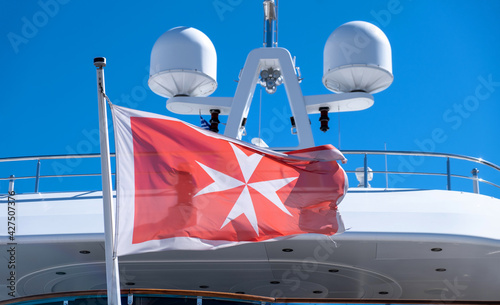 Foto Maltese old flag on pole on ferry's stern