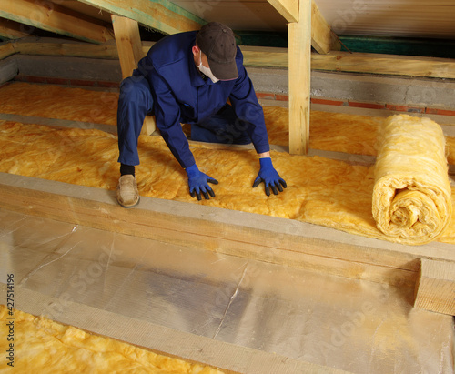 Εκτύπωση καμβά Worker insulate the attic with mineral wool