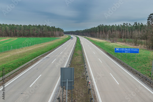 Autostrada przebiegająca przez rozległe równiny. Widok z drona.