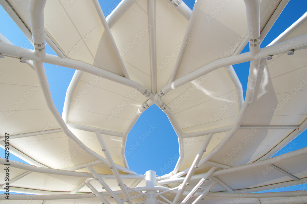 Obraz premium Abstract building construction on tte sky