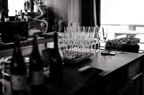 Bar et flûtes de champagne prêtes à être remplies
