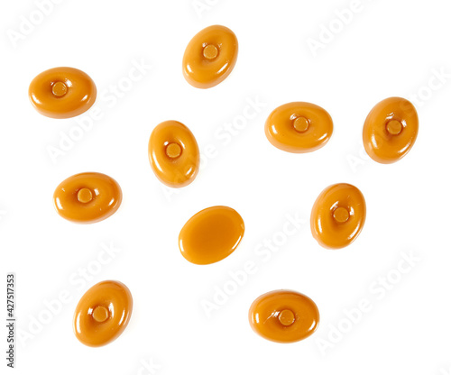 Foto milk caramel candies isolated on white background