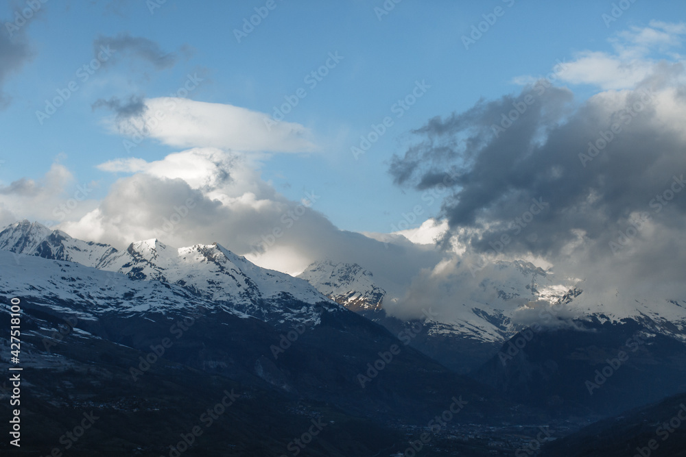 Paysage de montagne enneigé et vue sur le massif du Mont Blanc