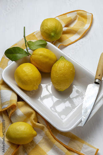 Fototapeta Naklejka Na Ścianę i Meble -  Fresh lemons with green mint leaves