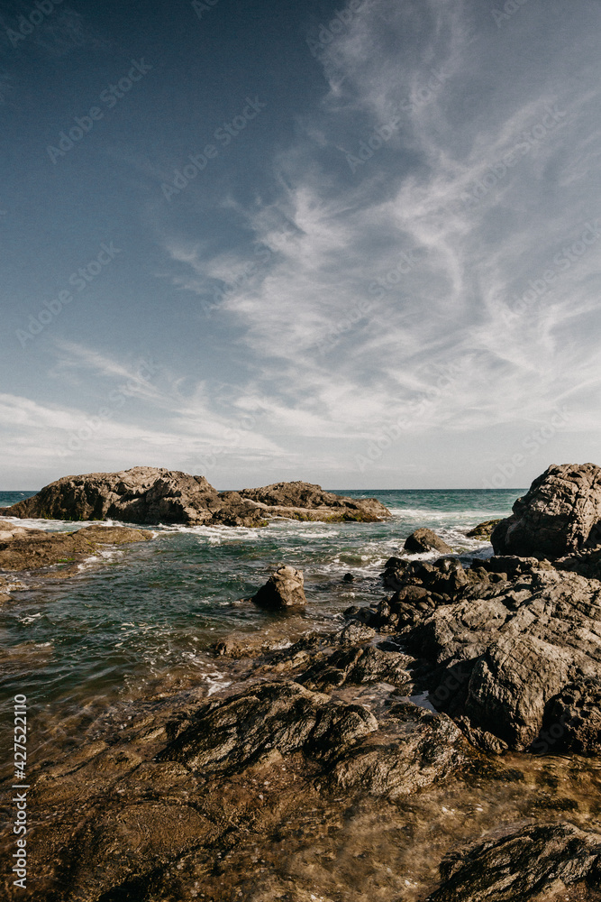 praia com pedras no mar da bahia