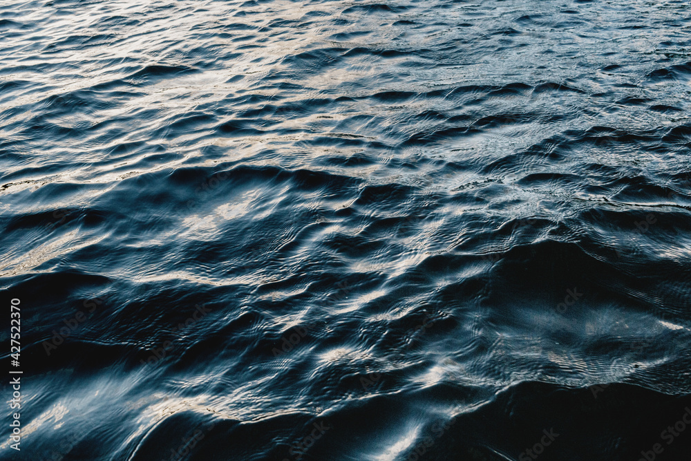 Fototapeta premium agua do mar azul no fim de tarde