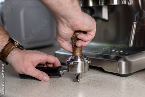 Przygotowanie kawy w ekspresie kolbowym