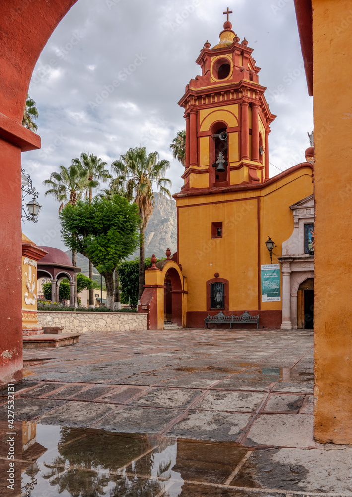 Fototapeta premium Templo de San Sebastián, Bernal, Querétaro, México
