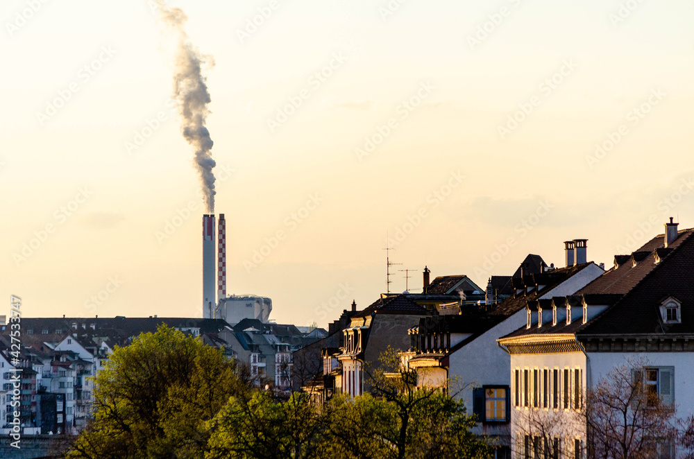 Cheminée et CO2 en ville de Bâle, Suisse