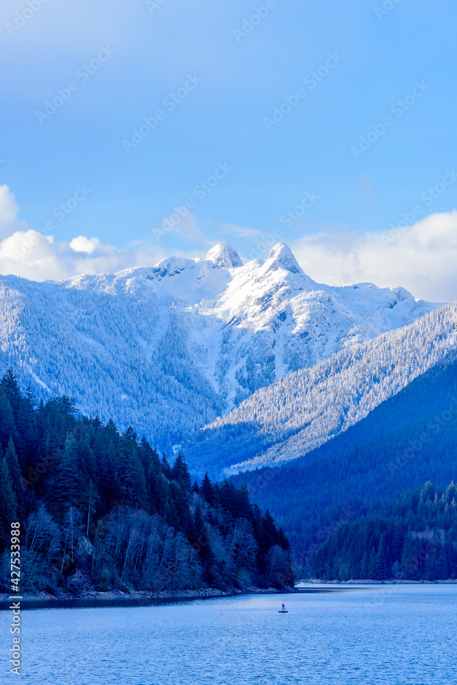 Obraz premium Snow Mountains and Capilano Lake in Vancouver British Columbia Pacific Northwest.