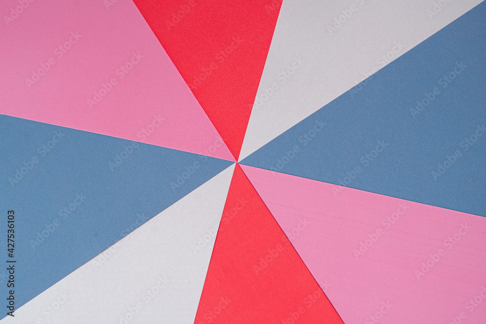 Composición simple de triangulos concentricos a varios colores Composición simple de triangulos concentricos a varios colores
