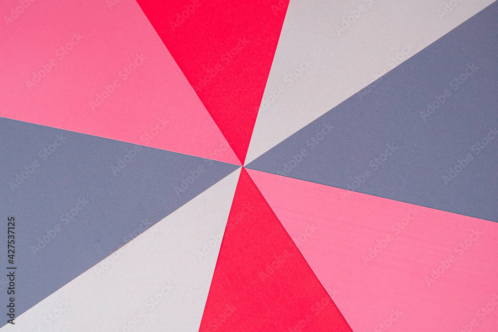 Composición simple de triangulos concentricos a varios colores