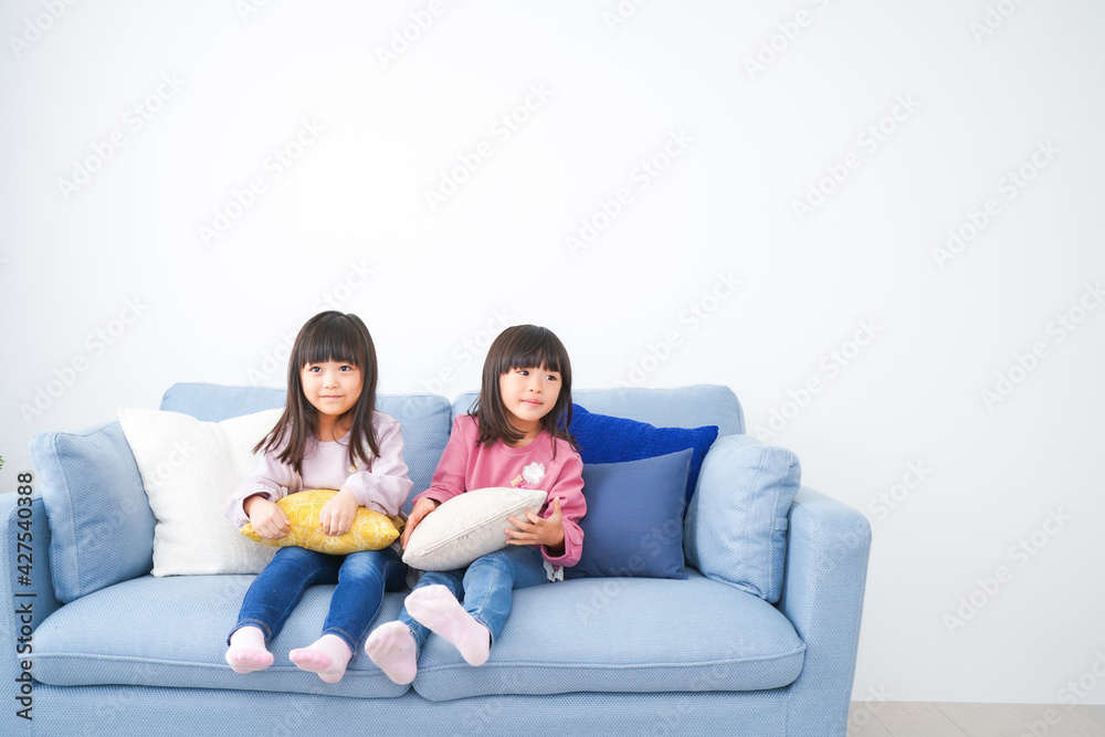 楽しく遊ぶ小さな女の子たち 楽しく遊ぶ小さな女の子たち