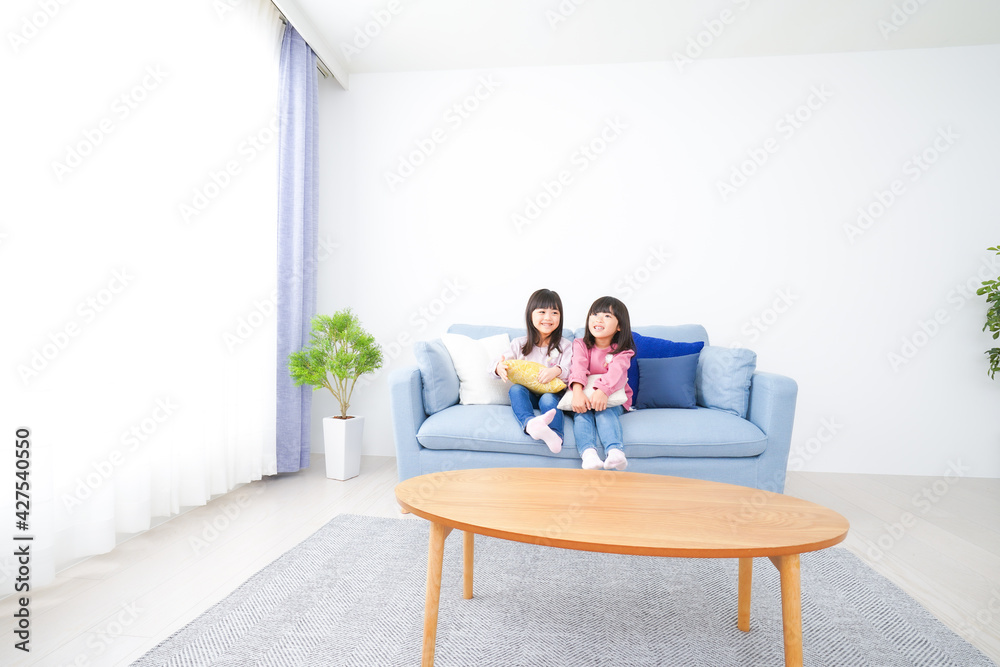 楽しく遊ぶ小さな女の子たち 楽しく遊ぶ小さな女の子たち