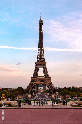 Fototapeta Naklejka Na Ścianę i Meble -  The Eiffel Tower with pink vibes