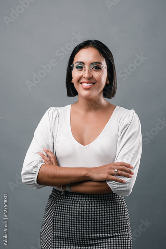 Hermosa mujer latina en fondo gris, con perfil profesional photo