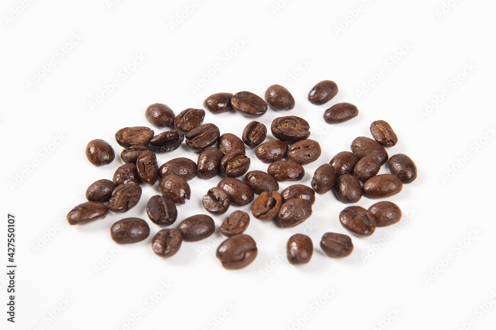 Naklejka premium Coffee beans isolated on white background. close up.