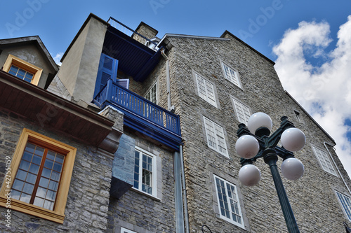 Tableau sur toile Traditional stone house near breakneck steps in Old Quebec City, Yellow window c