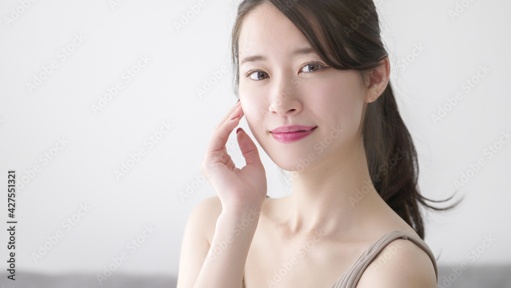 美容・ビューティー 頬を触る女性 美容・ビューティー 頬を触る女性