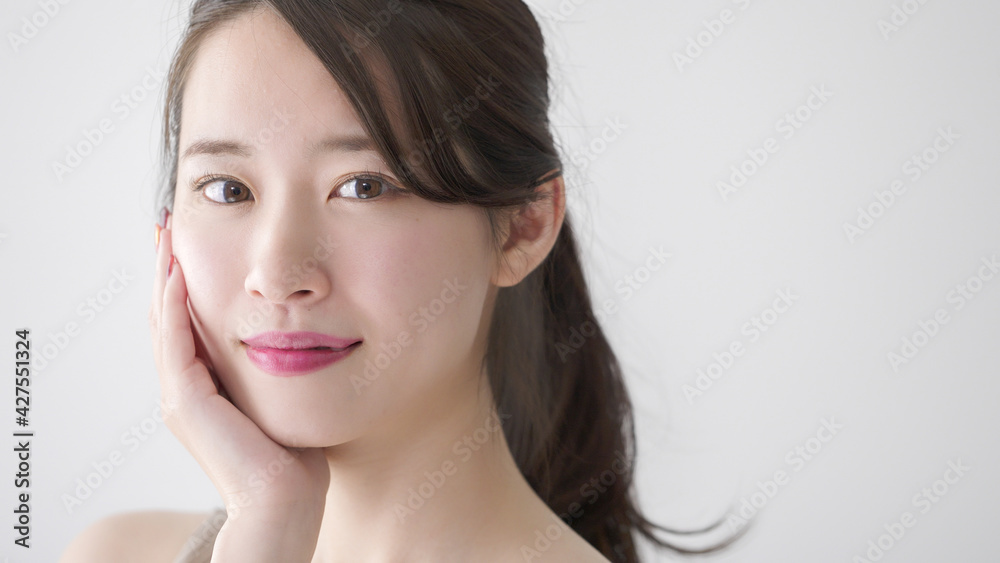 美容・ビューティー 頬を触る女性 美容・ビューティー 頬を触る女性