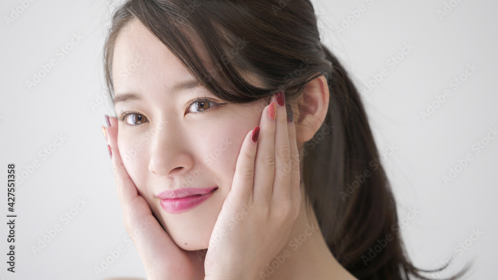 美容・ビューティー 頬を触る女性 美容・ビューティー 頬を触る女性