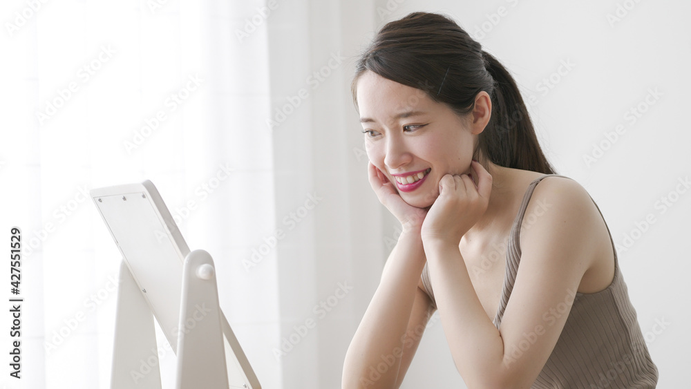 美容・ビューティー 頬を触る女性 美容・ビューティー 頬を触る女性