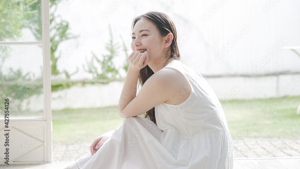 笑顔の若い女性 美容 ビューティー 笑顔の若い女性 美容 ビューティー