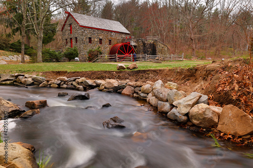 Photo The Wayside Inn Grist Mill with water wheel and cascade water fall in spring, Su