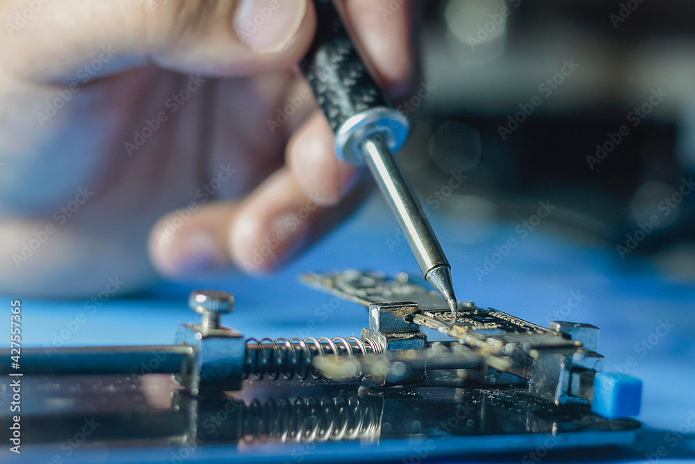 repair of a computer. Repair of a phone. repair microship on phone