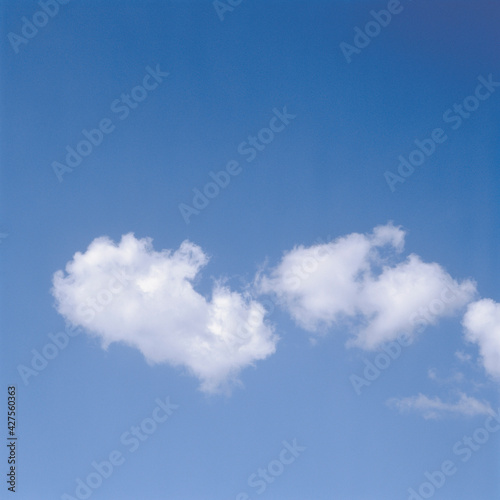 青空と雲（スクエア） © なってぃ