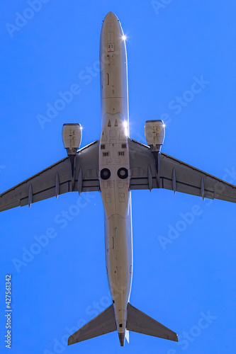 頭上を通過する飛行機