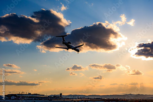 夕方の時間帯に空港へ到着する飛行機